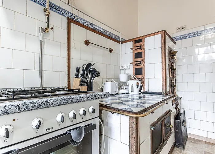 Stylish 2br Retreat Steps From Akh & Volksoper
