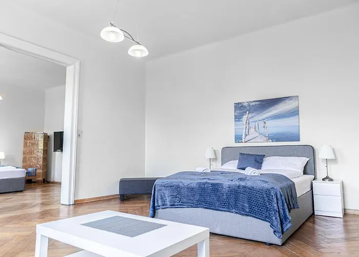 Stylish 2br Retreat Steps From Akh & Volksoper Apartment