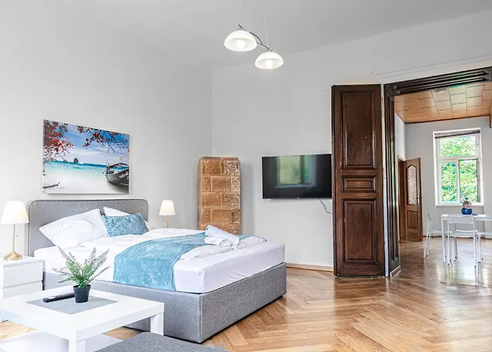 Stylish 2br Retreat Steps From Akh & Volksoper Apartment