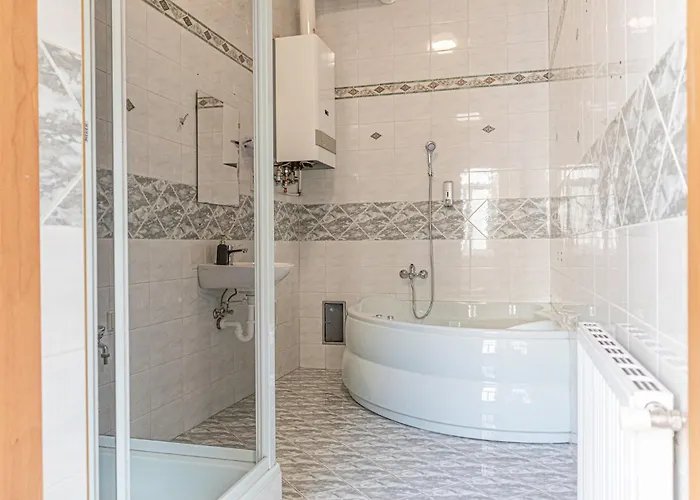 Stylish 2br Retreat Steps From Akh & Volksoper Apartment